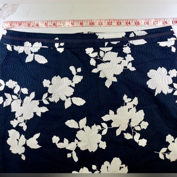 TALBOTS Skirt, straight, navy with white flowers, Size 16 - Picture 3 of 5